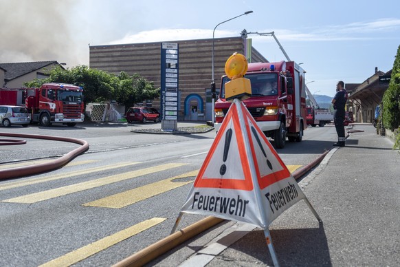 Die Feuerwehr im Einsatz beim Loeschen eines Grossbrandes im Industriequartier in Laufen, am Freitag, 10. Juli 2020. (KEYSTONE/Georgios Kefalas)