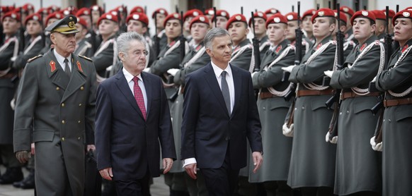 Didier Burkhalter (rechts) wird vom österreichischen Amtskollegen Heinz Fischer in Wien empfangen.