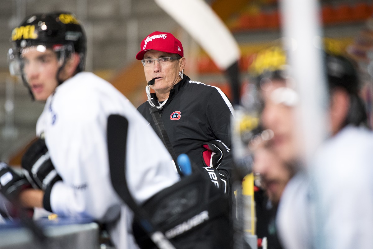 Larry Huras, le nouvel entraineur du HC Fribourg-Gotteron, centre, regarde des joueurs lors d'un entrainement avec sa nouvelle equipe, ce lundi, 26 septembre 2016, a la patinoire BCF Arena. Larry ...
