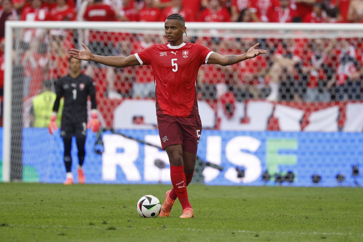 epa11412147 Manuel Akanji of Switzerland gestures during the UEFA EURO 2024 group A match between Hungary and Switzerland in Cologne, Germany, 15 June 2024. EPA/YOAN VALAT