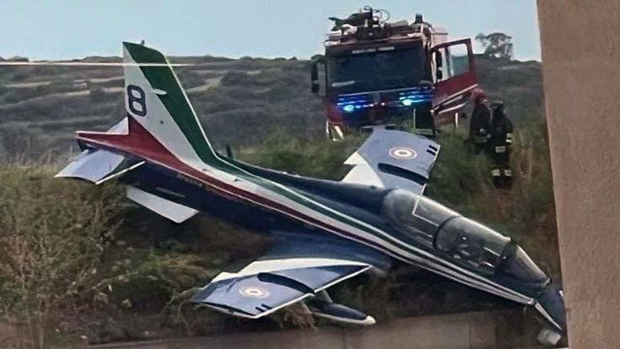 Eine Maschine der Frecce Tricolori gerät bei einer kontrollierten Notlandung von der Piste ab. 6. Mai 2025. Pantelleria, Italien.