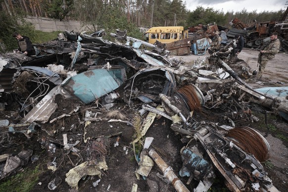 epa10225997 Ukrainian soldiers look at the debris of damaged Russian military machinery in the recently recaptured city of Lyman, Donetsk area, Ukraine, 05 October 2022 amid Russia&#039;s military inv ...