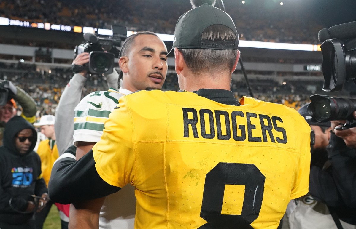 Green Bay Packers' Jordan Love talks to Pittsburgh Steelers' Aaron Rodgers after an NFL football game Sunday, Oct. 26, 2025, in Pittsburgh. (AP Photo/Matt Freed)
Packers Steelers Football