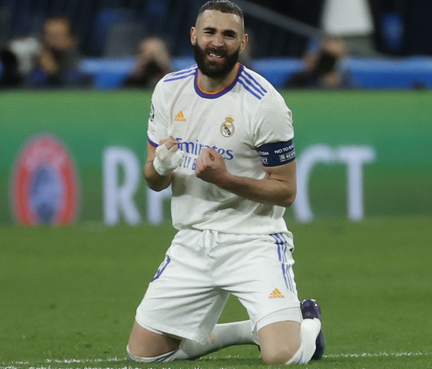 epa09887197 Real Madrid&#039;s striker Karim Benzema celebrates at the end of the UEFA Champions League quarter final second leg soccer match between Real Madrid and Chelsea held at Santiago Bernabeu  ...