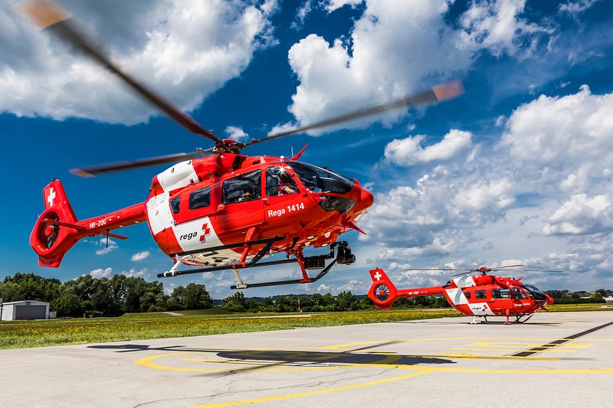 HANDOUT - Zwei neue Rettungshelikopter vom Typ H145 des Herstellers Airbus Helicopters bei der Uebergabe, am Donnerstag, 21. Juni 2018, in Donauwoerth. Die Rettungshelikopter der neuesten Generation w ...