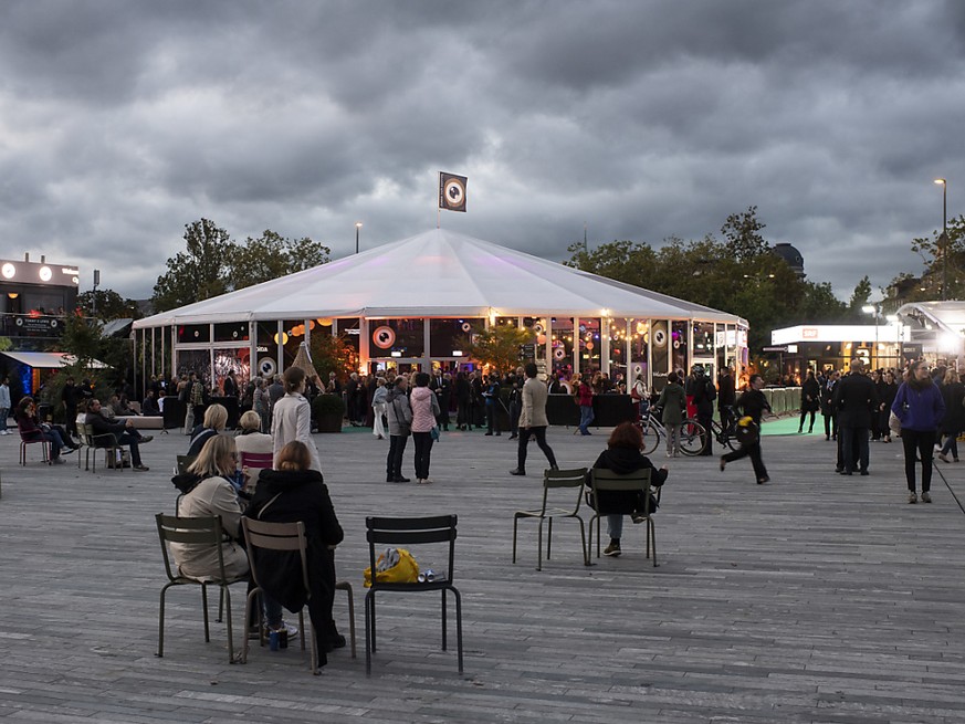 Das Zelt auf dem Sechseläutenplatz während der Eröffnung des ZFF.