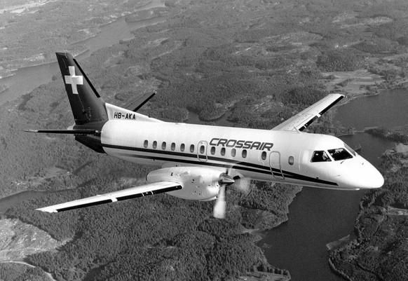 Eine Crossair-Maschine des Typs Saab 340 Cityliner, aufgenommen im Mai 1990. Ein Crossair-Flugzeug dieses Typs ist am Montag, 10. Januar 2000, kurz nach dem Start in Zuerich-Kloten ueber Niederhasli i ...
