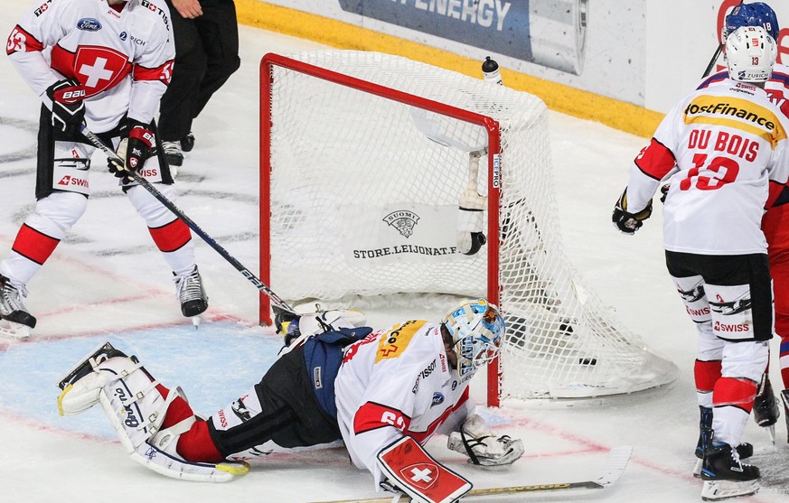 epa06320514 Swiss goalie Gilles Senn (C) concedes a goal during the 2017 Karjala Cup ice hockey match between the Czech Republic and Switzerland in the Hartwall Arena in Helsinki, Finland, 10 November ...