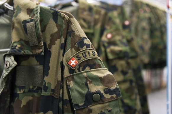 ZUM TEXTILCENTER DER SCHWEIZER ARMEE IN THUN STELLEN WIR IHNEN HEUTE, MITTWOCH, 08. JUNI 2016, FOLGENDES BILDMATERIAL ZUR VERFUEGUNG --- Camouflage clothing is hung on coathangers, checked and repaire ...