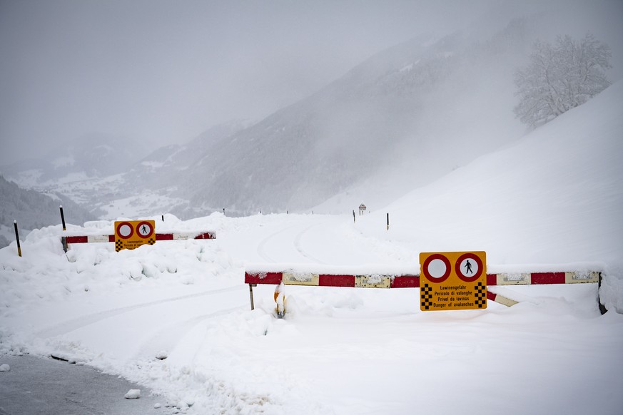 Die Strasse nach Disentis ist gesperrt wegen Lawinengefahr, aufgenommen am Montag, 14. Januar 2019, in Sumvitg. Die Schweiz hat mit viel Neuschnee zu kaempfen. In den Alpen gilt vielerorts die hoechst ...