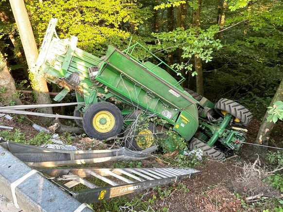 Ein 59-jähriger Mann ist am 4. Juni 2023 mit seinem Traktor in Herdern TG in ein Bachtobel gestürzt. Der Unfallhergang ist unklar.