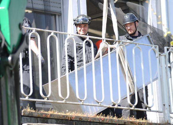 May 3, 2023, Saarland, Saarlouis: Police officers secure evidence as part of a raid.  In a large-scale operation in several states, the police on Wednesday against members of the Italian ...
