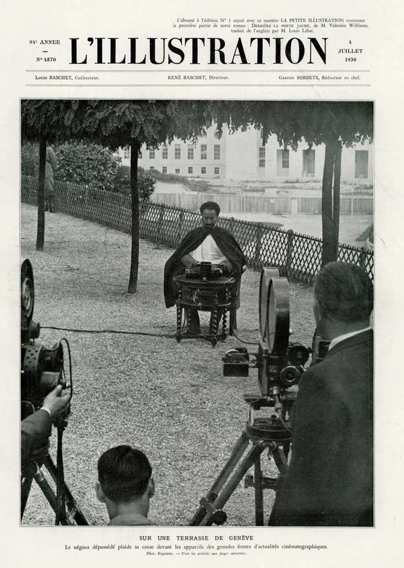Haile Selassie Auftritt interessierte die Medien. Das Bild zeigt den abgesetzten äthiopischen Kaiser vor Journalisten in Genf, im Hintergrund ist der neu gebaute Völkerbundpalast (Palais des Nations)  ...