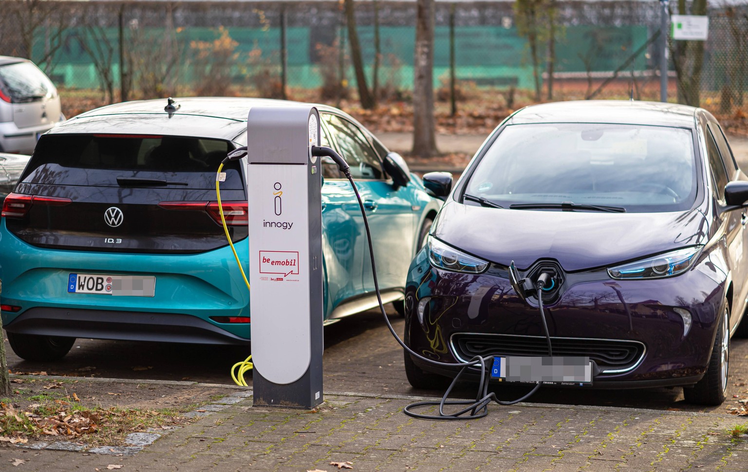 Elektroautos von VW und Renault an einer öffentlichen Ladestation.