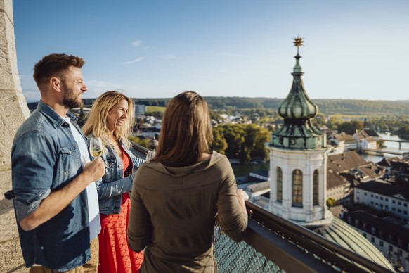 Mehrere Personen geniessen einen Apéro auf dem Turm der St.-Ursen-Kathedrale in Solothurn.
