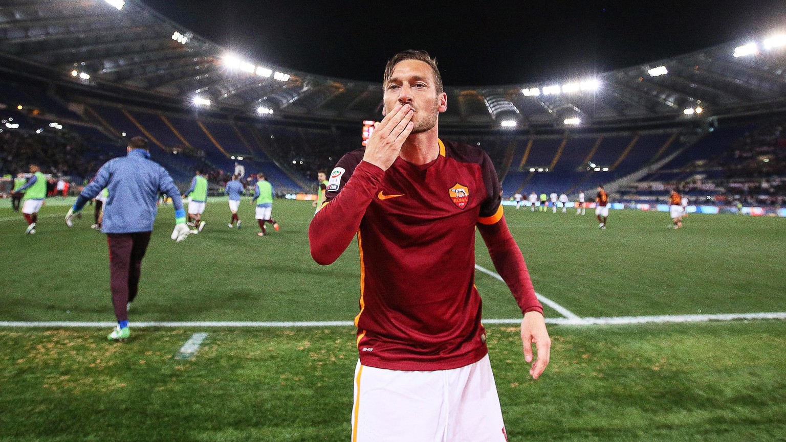 epa05269467 Roma&#039;s Francesco Totti celebrates after scoring the winning goal from the penalty spot during the Italian Serie A soccer match between AS Roma and Torino FC at Olimpico stadium in Rom ...