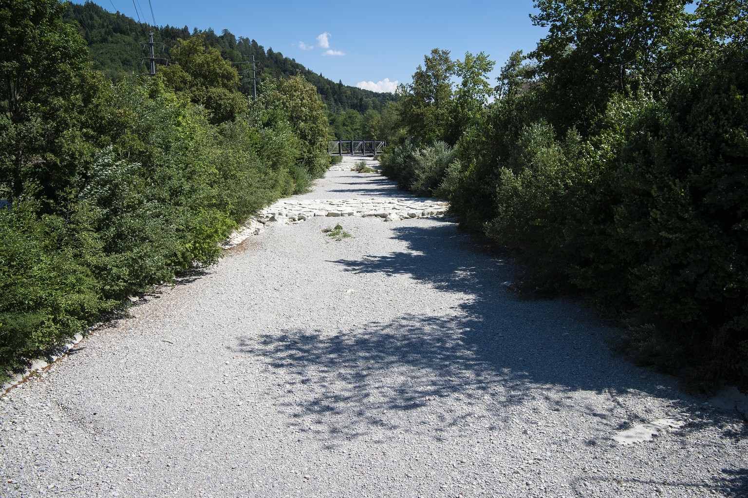 Durch die Hitze und die trockenen Tag ist das gesamte Flussbett der Toess ausgedtrocknet, am Donnerstag, 26. Juli 2018 in Wila. (KEYSTONE/Melanie Duchene)