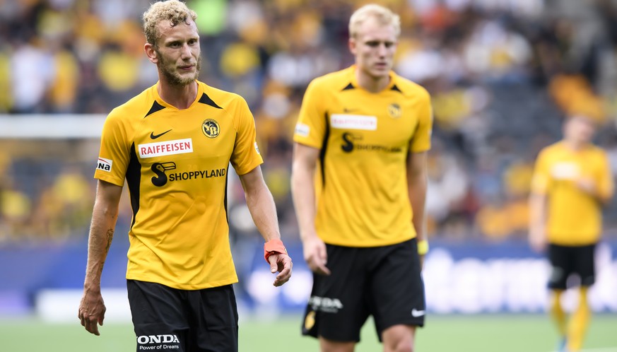 YBs Fabian Lustenberger, links, und YBs Frederik Soerensen Mitte, fotografiert im Fussball Meisterschaftsspiel der Super League zwischen dem BSC Young Boys und dem FC Basel, im Stade de Suisse in Bern ...