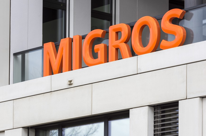 ARCHIV - ZU DEN JAHRESZAHLEN 2018 DER MIGROS STELLEN WIR IHNEN FOLGENDES BILDMATERIAL ZUR VERFUEGUN, AM DIENSTAG, 26. MAERZ 2019 - The Migros logo on a facade at Wright-Strasse, pictured in Zurich, Sw ...