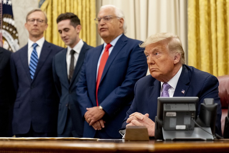Der US-Diplomat in Israel, David Friedman (zweiter von rechts), steht neben US-Präsident Donald Trump bei der Verkündigung, dass die Vereinigten Arabischen Emirate und Israel eine diplomatische Beziehung anstreben.