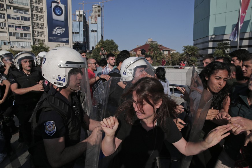 Dienstag, 21. Juli: Bei einem Marsch zum Gedenken der Opfer von Suruc ist es in Istanbul zu Ausschreitungen gekommen.