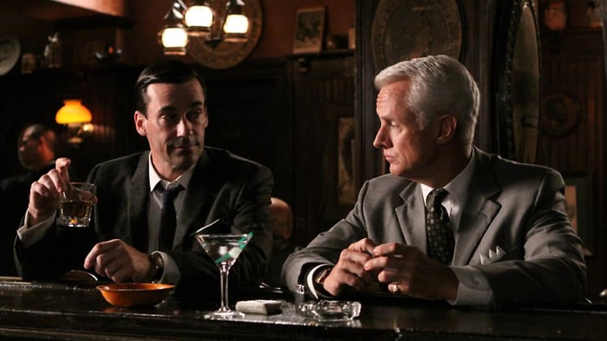 mad men cocktails drinks martini whisky whiskey tv serien retro alkohol trinken http://guestofaguest.com/television/mad-cocktails-for-sunday-nights-mad-men-season-6-premiere