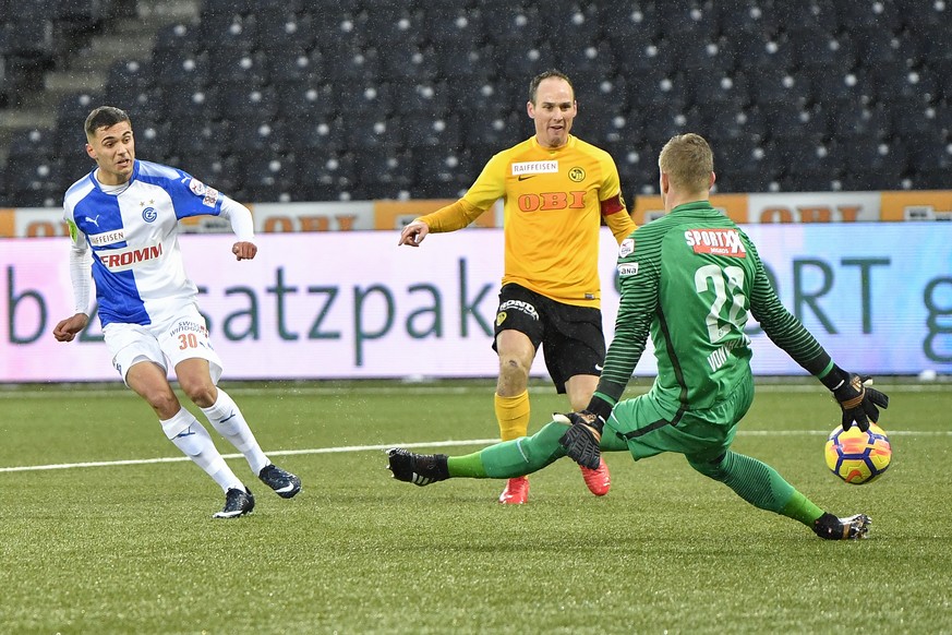 YBs Steve von Bergen, Mitte, und Goalie David von Ballmoos, rechts, im Duell mit dem Grasshopper Nedim Bajrami im Fussball Meisterschaftsspiel der Super League zwischen den Berner Young Boys und dem G ...