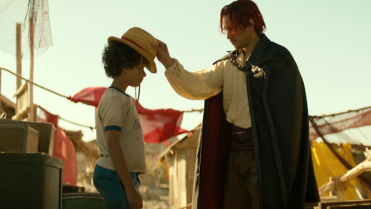 One Piece. (L to R) Colton Osorio as Young Luffy, Peter Gadiot as Shanks in season 1 of One Piece. Cr. Courtesy of Netflix © 2023