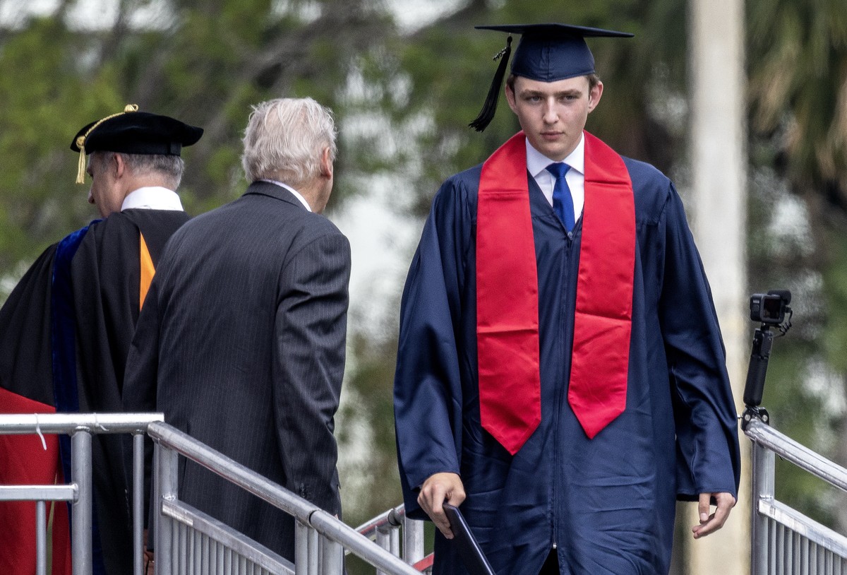 epa11348270 Barron Trump, child of former US President Donald Trump and his wife Melania, attends his graduation ceremony at Oxbridge Academy in Palm Beach, Florida, USA, 17 May 2024. EPA/CRISTOBAL HE ...