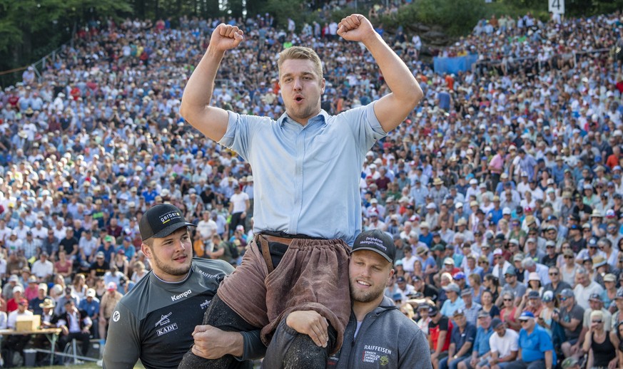 Adrian Walther feiert den Festsieg nach dem Schlussgang gegen Werner Schlegel am traditionellen Bruenig Schwingfest auf dem Bruenig Pass vom Sonntag, 31. Juli 2022. (KEYSTONE/Urs Flueeler).