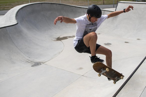 David Habluetzel, membre de l?equipe nationale suisse de snowboard freestyle en action avec un skateboard pendant la reprise des entrainements a l&#039;Alaia Chalet lors de la crise du Coronavirus (Co ...