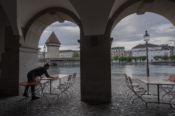 ARCHIVBILD ZUR GEPLANTEN WIEDEREROEFFNUNG VON RESTAURANTTERRASSEN AB DEM 23. MAERZ, AM FREITAG, 12. MAERZ 2021 - Mitarbeiter des Restaurant Rathaus Brauerei an der Reuss in Luzern bei den letzten Vorb ...