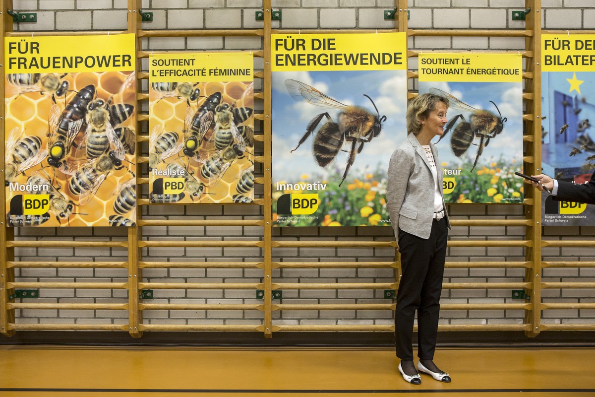 Fleissig wie die Bienen: Bundesrätin Eveline Widmer-Schlumpf vor den Wahlplakaten der BDP.