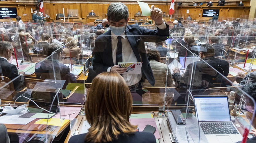 Stimmenzaehler Philipp Kutter, CVP-ZH, haendigt Petra Goessi, FDP-SZ, den Wahlzettel zur Wahl des Nationalratspraesidenten aus, an der Wintersession der Eidgenoessischen Raete, am Montag, 30. November ...