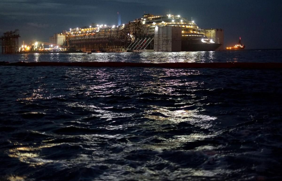 Die Costa Concordia am Montagabend. Am Mittwoch soll die Reise losgehen.&nbsp;