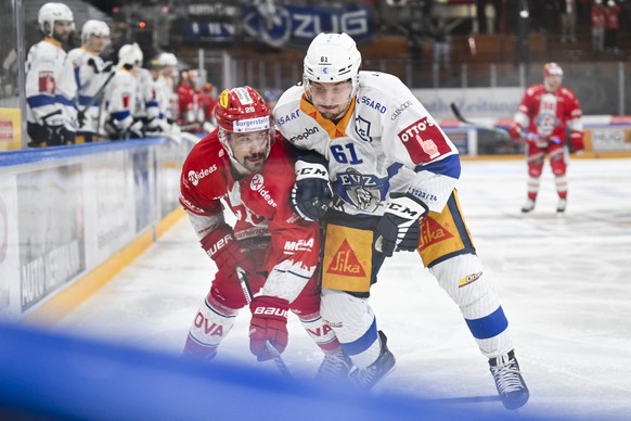 Rapperswil&#039;s Yannick-Lennart Albrecht, links, gegen Zug&#039;s Sven Leuenberger, im Eishockeyspiel der National League zwischen den Rapperswil-Jona Lakers und dem EV Zug, am Dienstag, 24. Oktober ...
