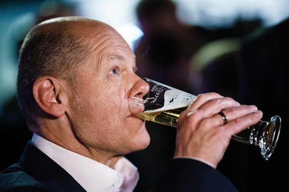 epa09464484 German Minister of Finance and Social Democratic Party (SPD) top candidate for the federal elections Olaf Scholz has a beer after the ARD/ZDF TV station live recording of the TV debate &#0 ...