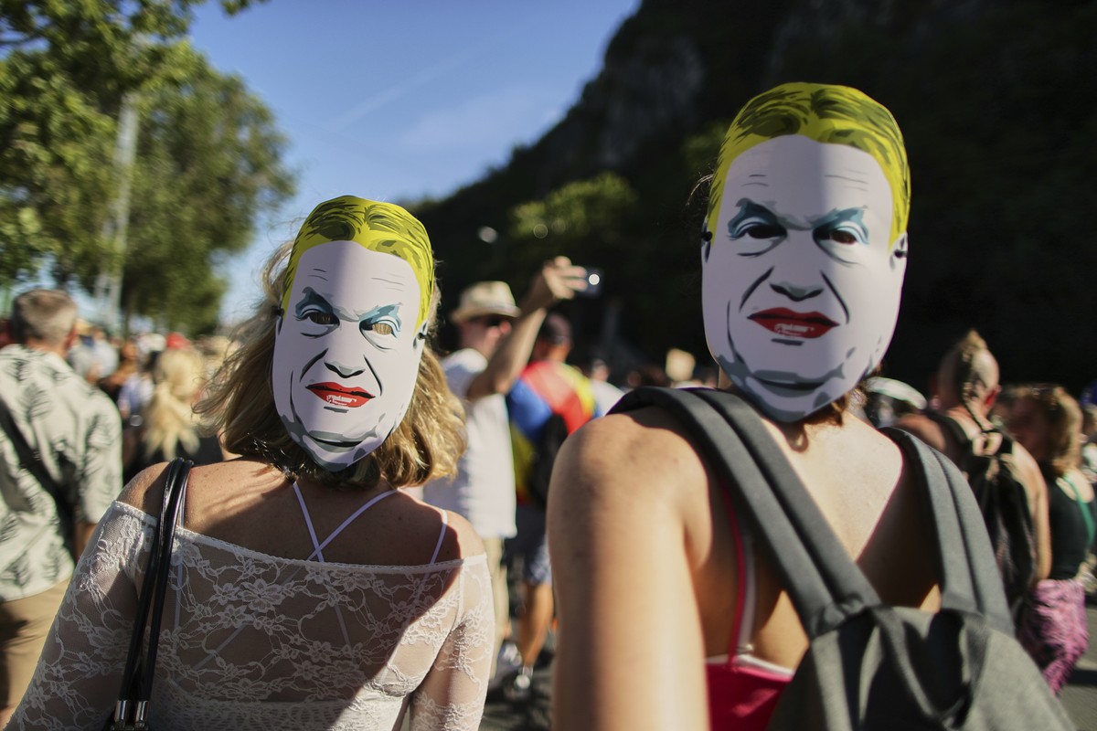 KEYPIX - Participants in the Pride march wear masks depicting Hungarian Prime Minister Viktor Orban in Budapest, Hungary, Saturday, June 28, 2025. (KEYSTONE/AP Photo/Rudolf Karancsi)