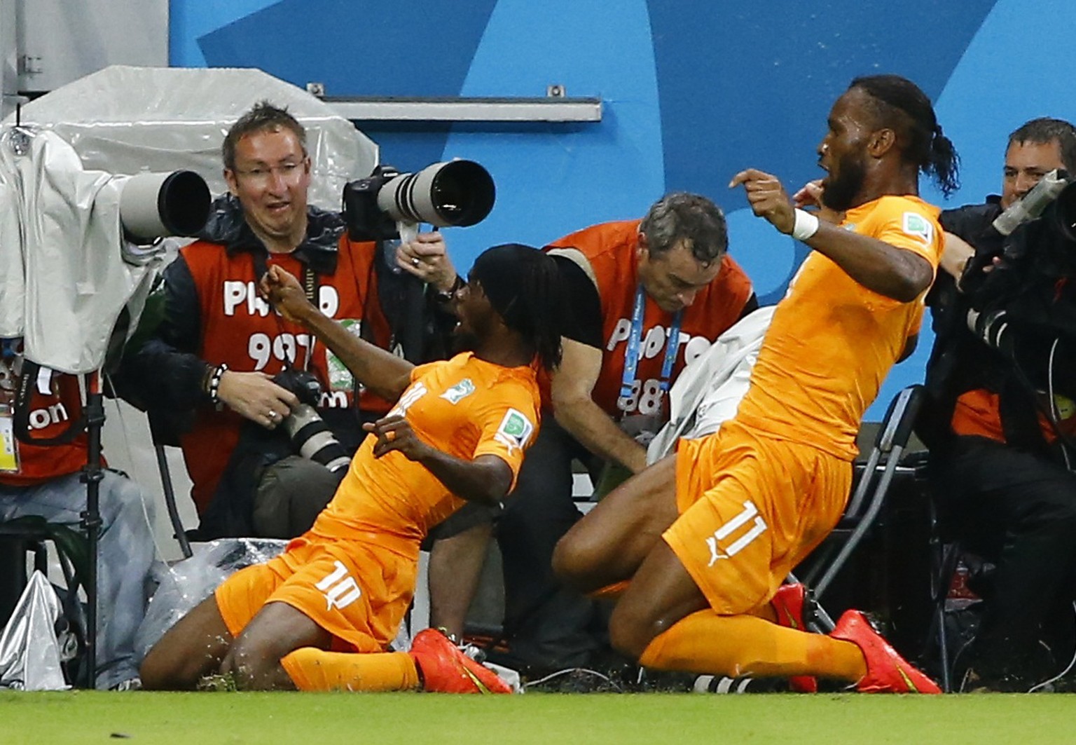 Torschütze Gervinho (links) und Drogba feiern den Siegtreffer.