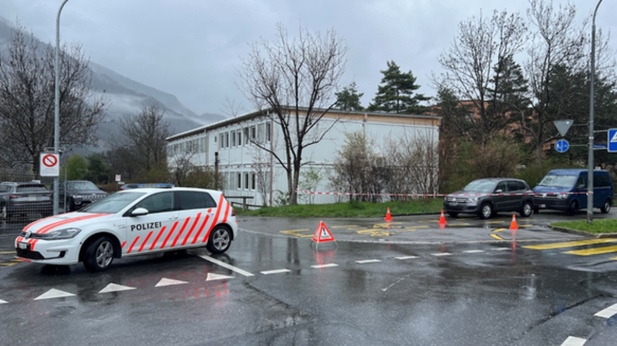 Une voiture de police devant l'école dans les Grisons.