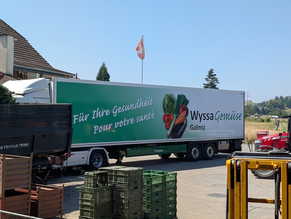 Auch die Lastwagen gehören dem Bauern: Zwei davon besitzt Wyssa. Dieser hier wird ins Verteilzentrum von Lidl Schweiz fahren.