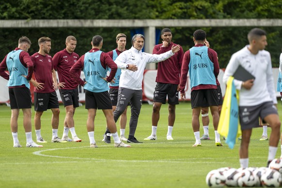 KEYPIX - Trainer Murat Yakin, Mitte, bei einem Training der Schweizer Fussball Nationalmannschaft in Basel, am Montag, 1. September 2025. (KEYSTONE/Georgios Kefalas)