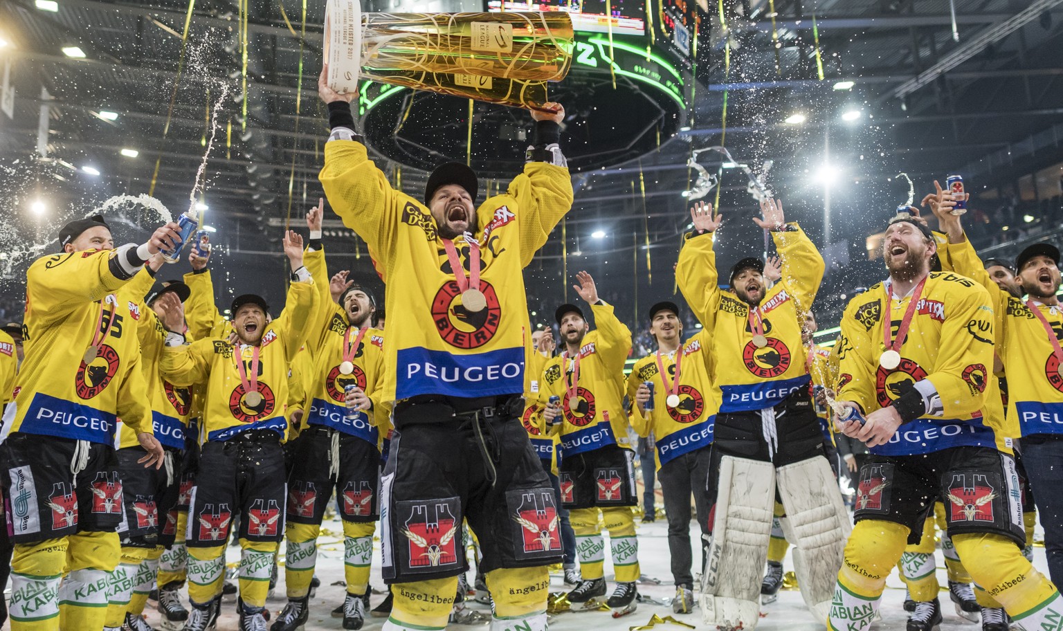CAPTION CORRECTION - CORRECTS BYLINE --- Der Berner Captain Martin Pluess stemmt den Meisterpokal und feiert mit seiner Mannschaft als Eishockey Schweizermeister nach dem sechsten Eishockey Playoff-Fi ...