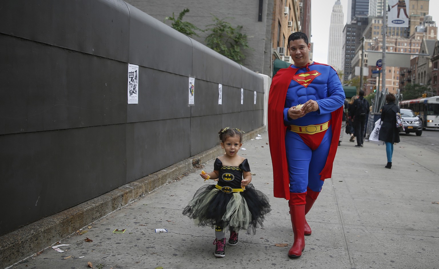 Superman und Batgirl ziehen um die Häuser.
