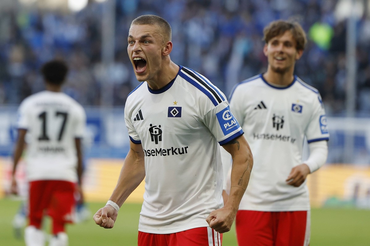 Torschuetze, Scorer Miro Muheim HSV, Jubel nach seinem Tor zum 2:3, jubelnd, bejubelt, jubelt, jubeln, Cheers after the goal, cheering, celebrated, cheers, cheering, emotionsim Bundesliga-Spiel zwisch ...