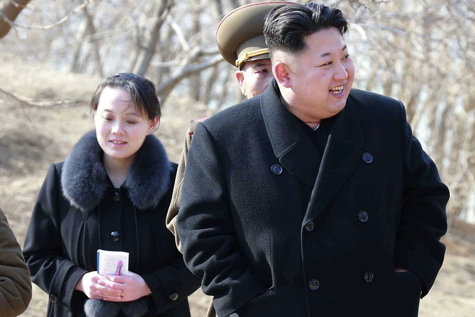 Kim Yo Jong (links) kontrolliert die Auftritte ihres Bruders.