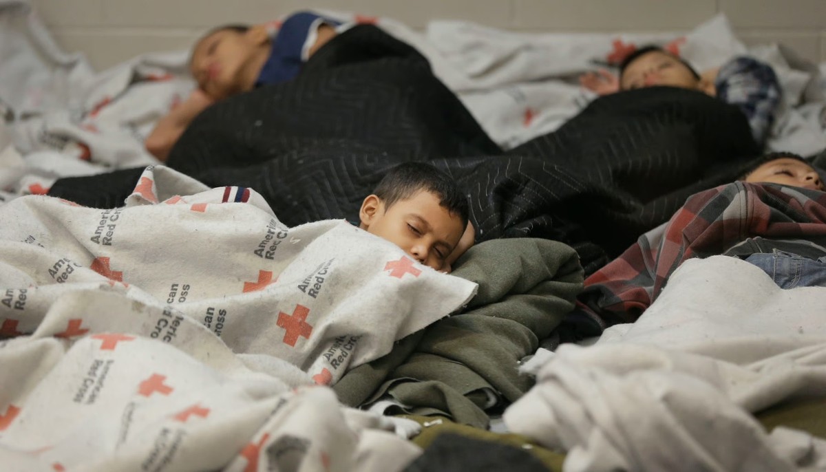 Épuisés par leur périple, des réfugiés se reposent dans un camp de la Croix-Rouge.