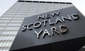 Scotland Yard kann die Mörder dreier Kinder nicht aufspüren.