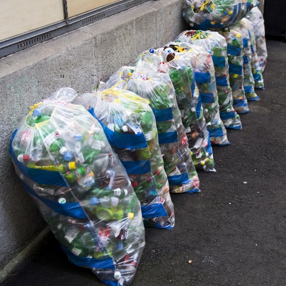 Saecke mit leeren Petflaschen vor einem Restaurant am 9. Januar 2014 in Luzern. (KEYSTONE/Sigi Tischler)