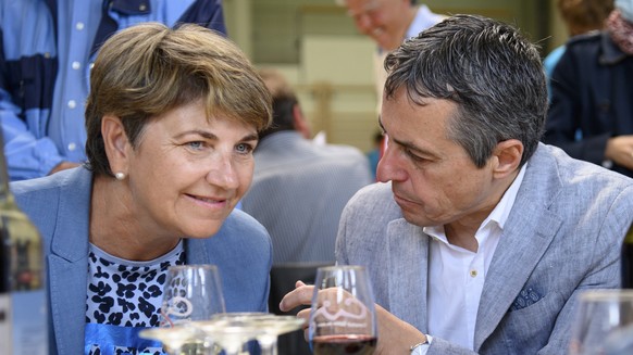 Les conseillers federaux, Viola Amherd, gauche, parle avec Ignazio Cassis, droite, lors d'un aperitif avec the population of the commune of Chenit pendant l'excursion du Conseil federal ce jeudi 1 juill ...